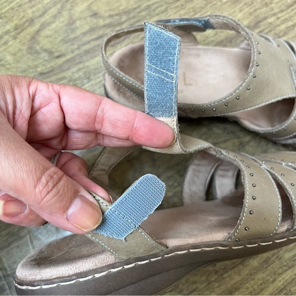 SOUL Naturalizer Beacon Studded Tan Beige Leather Sandals Size 8 - Picture 10 of 13